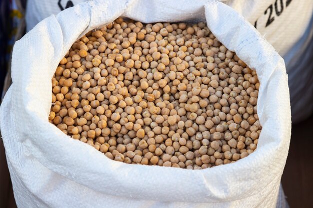 Sac de pois chiches vendu sur les marchés locaux.