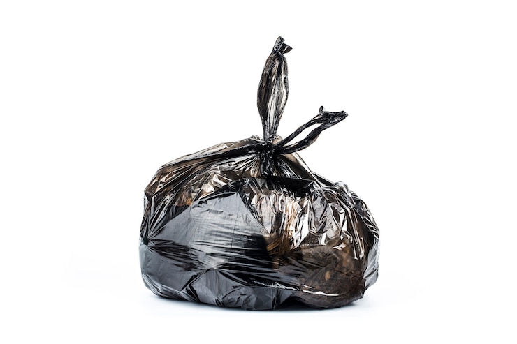 Photo sac poubelle sur blanc