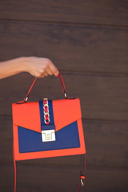 Sac pour femme en cuir bleu et orange.