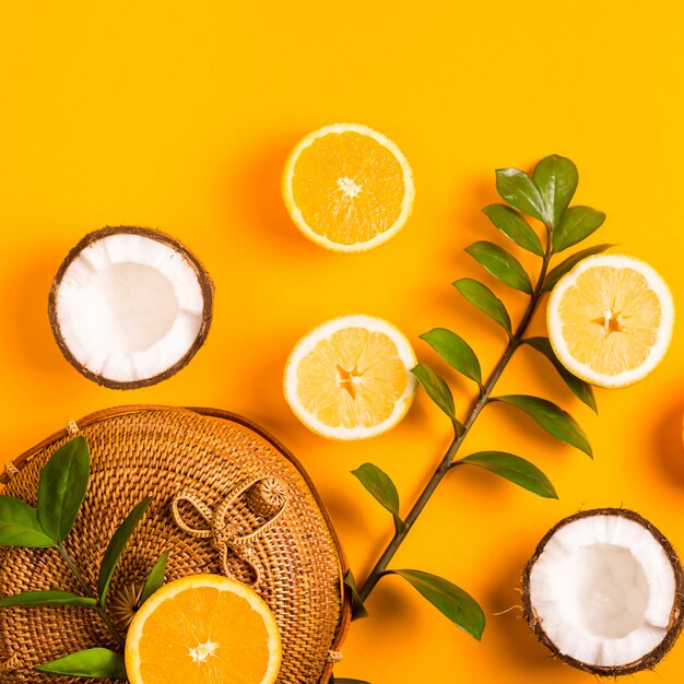 Sac pour femme avec des fruits d&#39;été sur un fond clair