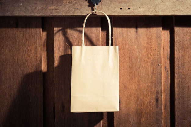 Sac à provisions accroché au mur en bois