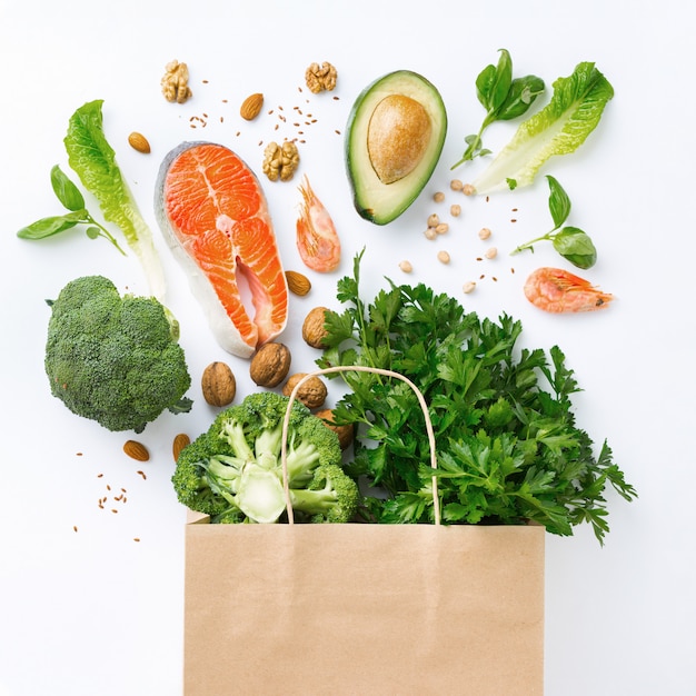 Sac à provisions avec des aliments sains sur fond blanc avec vue de dessus de l'espace de copie