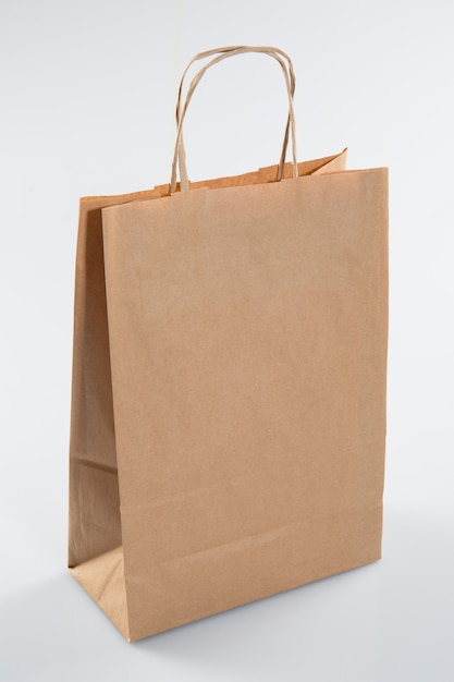 Sac à provisions en papier kraft recyclé isolé sur fond blanc