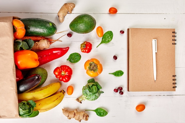 Sac à provisions en papier plat avec assortiment de légumes frais