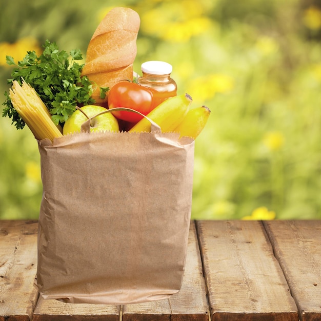 Sac à provisions plein, isolé sur fond