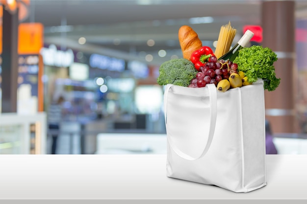 Sac à provisions plein sur le marché