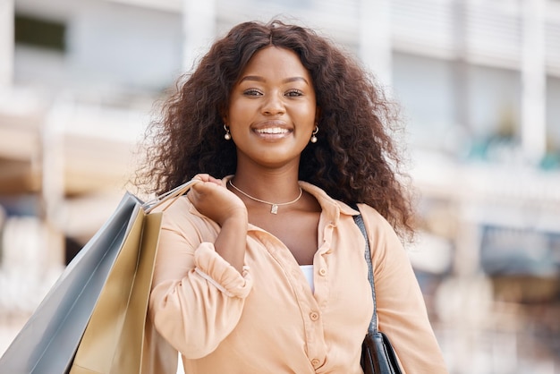 Sac à provisions portrait de femme noire heureuse et client de la ville sourire pour les ventes à prix réduits produits de mode de luxe et voyage sur le marché de la ville Riche riche et jeune consommateur en voyage de vacances à Ibiza Espagne