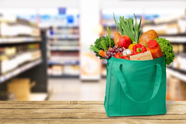 Sac à provisions avec des produits d'épicerie isolé sur fond