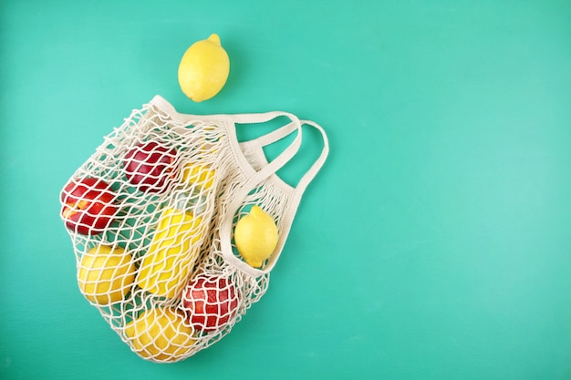 Photo sac à provisions réutilisable avec citrons, fruits et bouteille en verre