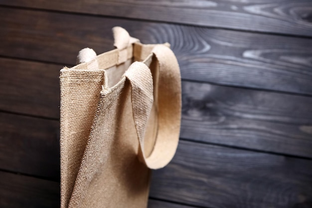 Photo sac à provisions réutilisable fibre textile naturelle eco hessian ou sac de jute sur table en bois marron