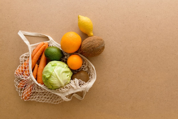 Sac à provisions tricoté de ficelle réutilisable écologique avec fruits et légumes