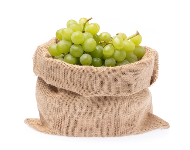 Sac de raisin vert isolé sur fond blanc