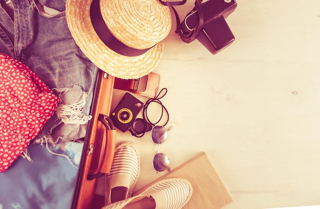 sac rétro pour vocation estivale avec livre appareil photo et chapeau en osier