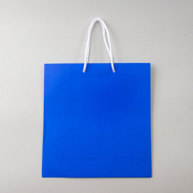 Photo sac shopping bleu un fond blanc