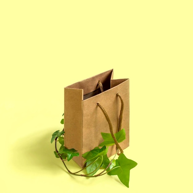 Sac shopping écologique avec branche de plante verte