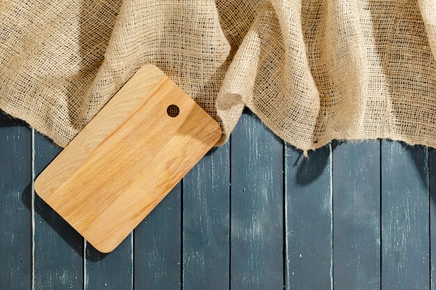 Un sac sur la table en bois