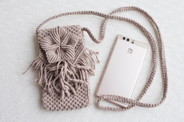 Sac de téléphone en macramé fait à la main Sac en coton macramé naturel respectueux de l'environnement pour femme Passe-temps à tricoter en macramé fait à la main Concept d'été moderne pour femme