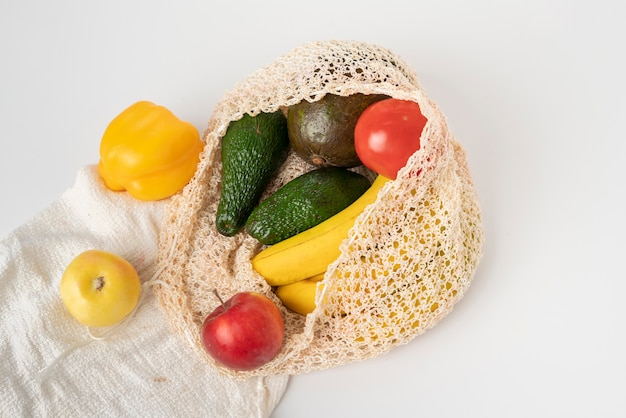 Un sac en tissu textile tendance avec des fruits, matière réutilisable pour les produits naturels