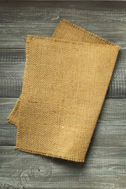 Sac de toile de jute sur fond de bois