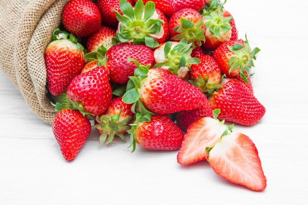 Sac en toile plein de fraise rouge