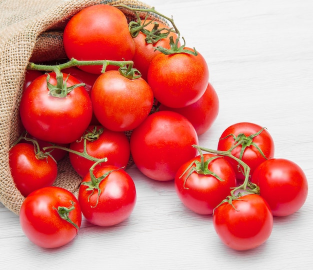 Sac en toile plein de tomates cerises rouges