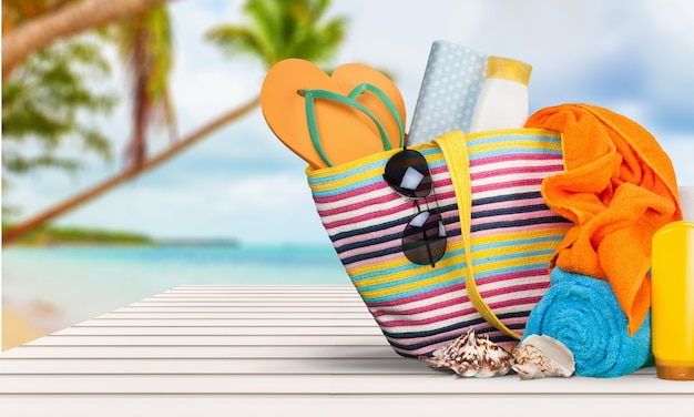 Sac, tongs sur une plage tropicale