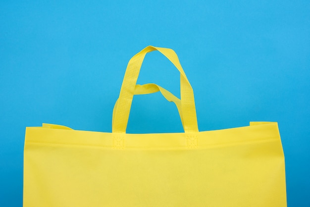 Sac en viscose jaune réutilisable sur fond bleu