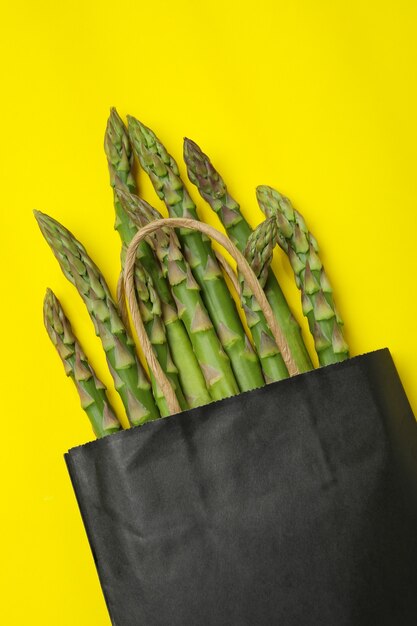 Sachet d'asperges vertes sur jaune