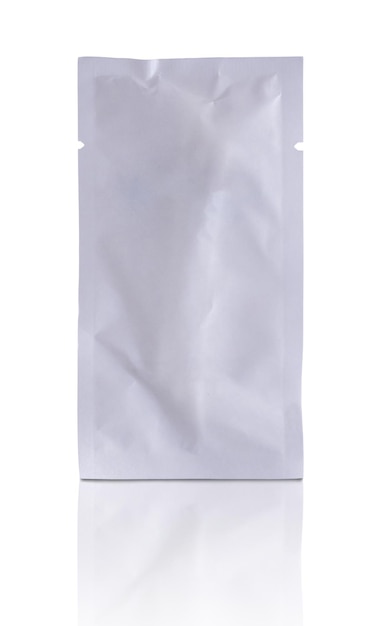 Sachet de papier d'emballage blanc vierge isolé sur fond blanc avec un tracé de détourage