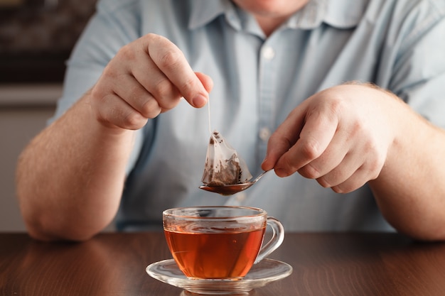 Sachet de thé dans la tasse avec de l'eau chaude