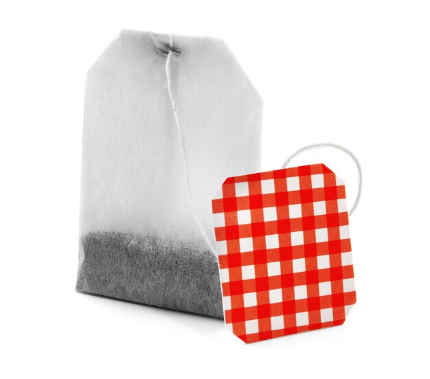 Photo sachet de thé avec étiquette à carreaux rouge isolé sur fond blanc