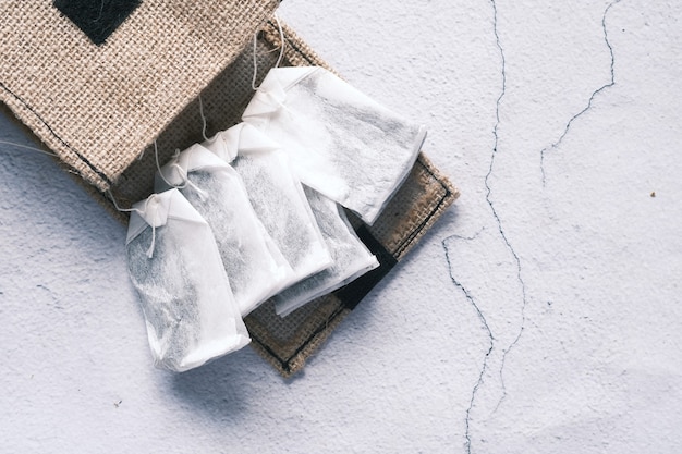 Sachet de thé avec petit sac sur table close up