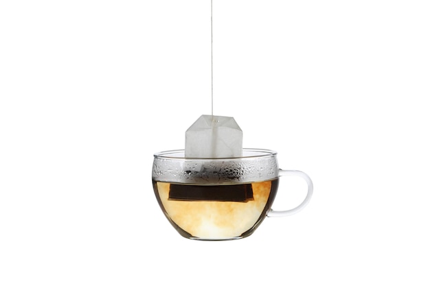 Sachet de thé PNG dans une tasse transparente isolée sur fond blanc