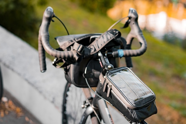 Sacoche de vélo avec partie zippée transparente pour téléphone montée sur le cadre du vélo. Route. Transport. Transport. Faire la navette