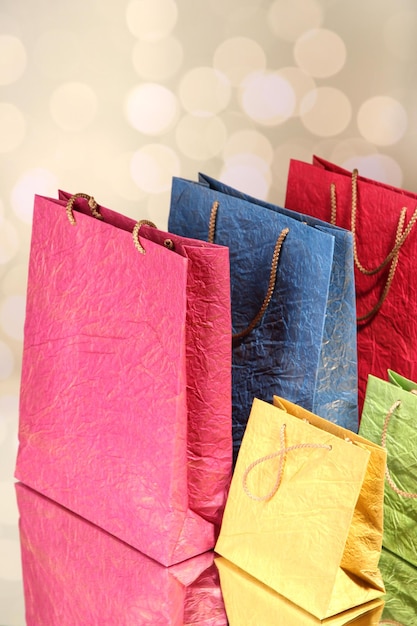 Photo des sacs d'achat colorés sur un fond lumineux