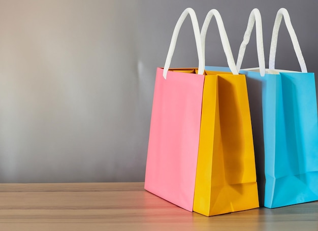 Des sacs d'achat de différentes couleurs