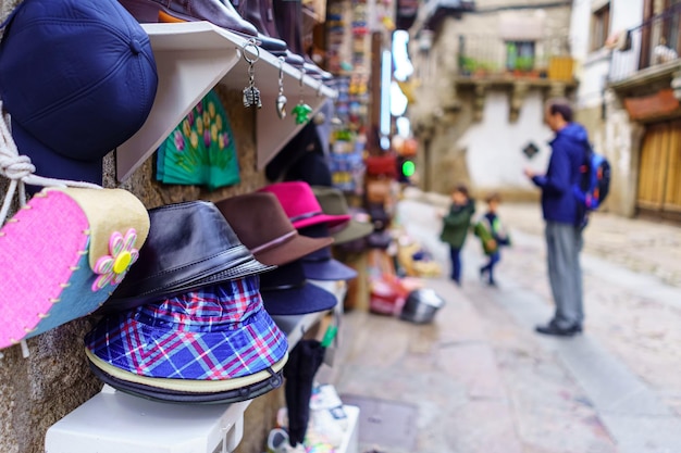 Sacs et articles cadeaux dans une boutique dans la rue d'une vieille ville