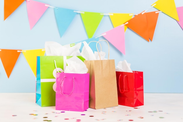 Photo sacs-cadeaux à la fête d'anniversaire des enfants sur la table.