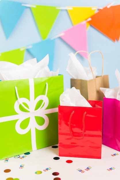 Sacs-cadeaux à la fête d'anniversaire des enfants sur la table.