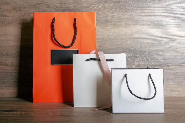 Sacs-cadeaux multicolores sur un fond en bois