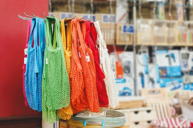 Sacs à cordes. Magasin avec de nombreux sacs à cordes de couleurs différentes, panier. Pas de plastique, concept store zéro déchet.