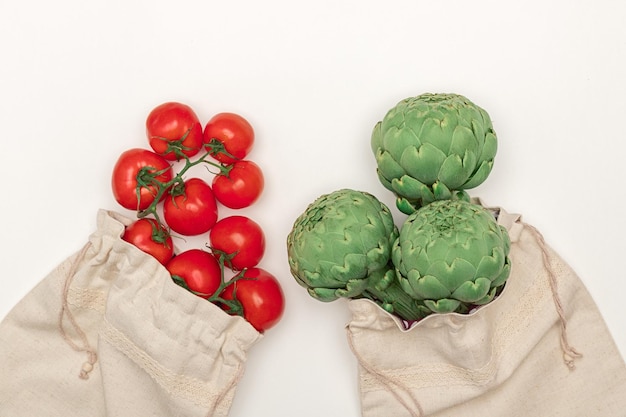 Sacs en coton avec des légumes frais