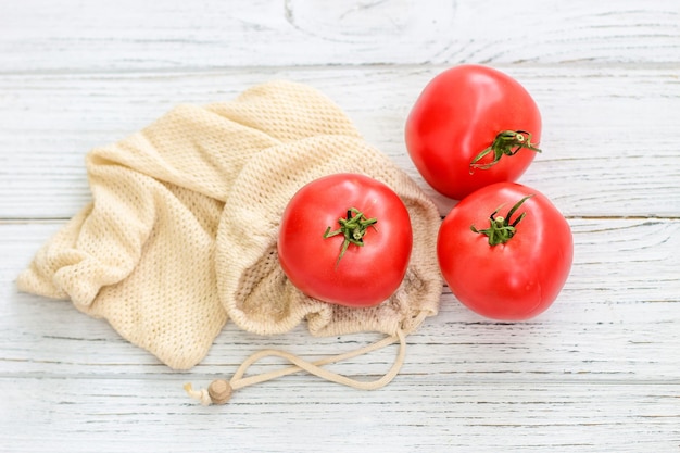 Photo sacs écologiques réutilisables pour les achats avec des tomates en remplacement des sacs en plastique