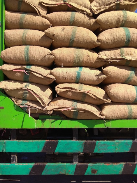 Photo des sacs empilés dans un camion.