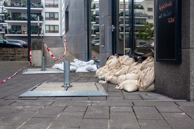 Des sacs à l'entrée devant le bâtiment protègent contre les inondations