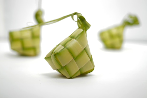 Des sacs de ketupat, un palmier tissé isolé sur un fond blanc
