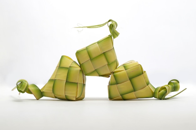 Des sacs de ketupat, un palmier tissé isolé sur un fond blanc
