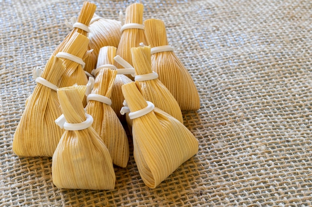 Sacs de paille de maïs avec dulce de leche sur nappe en jute