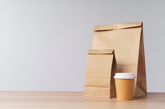 Sacs En Papier Avec Des Plats à Emporter Et Des Contenants De Tasses à Café