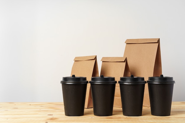 Sacs en papier avec des plats à emporter et des contenants de tasses à café